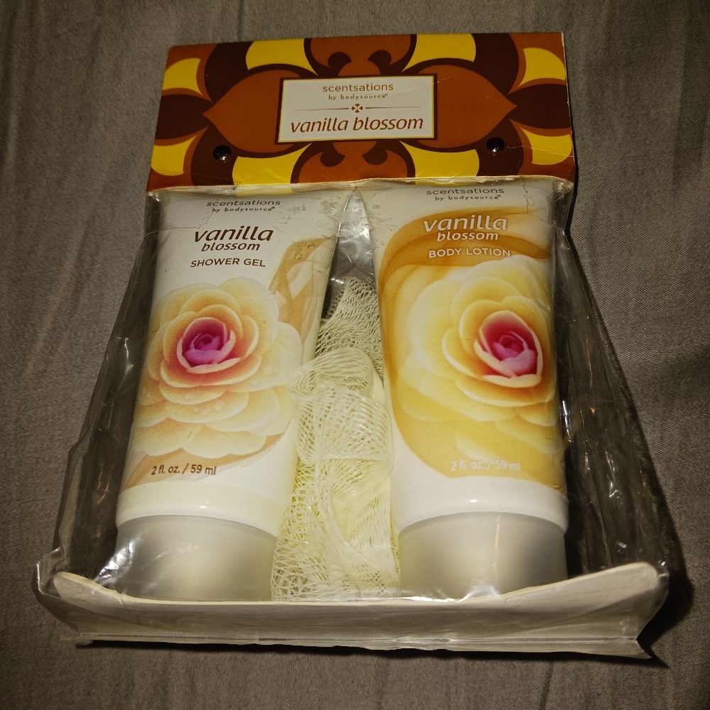 NEW! VANILLA BLOSSOM Body Gift Set